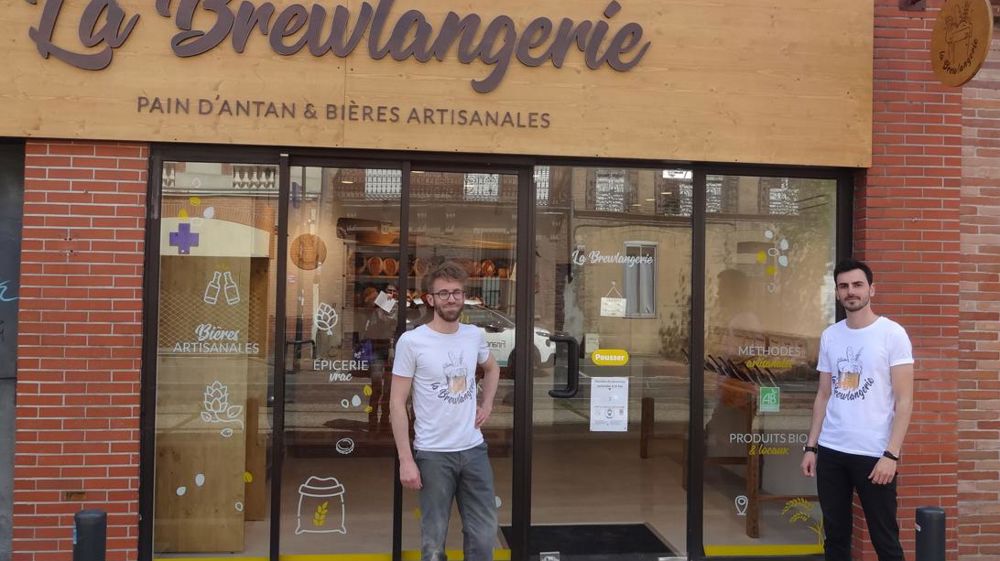 La brewlangerie gérée par Romain Courbet (à g.) et Nicolas Costes est à la fois boulangerie et brasserie.© B.Lafeuille